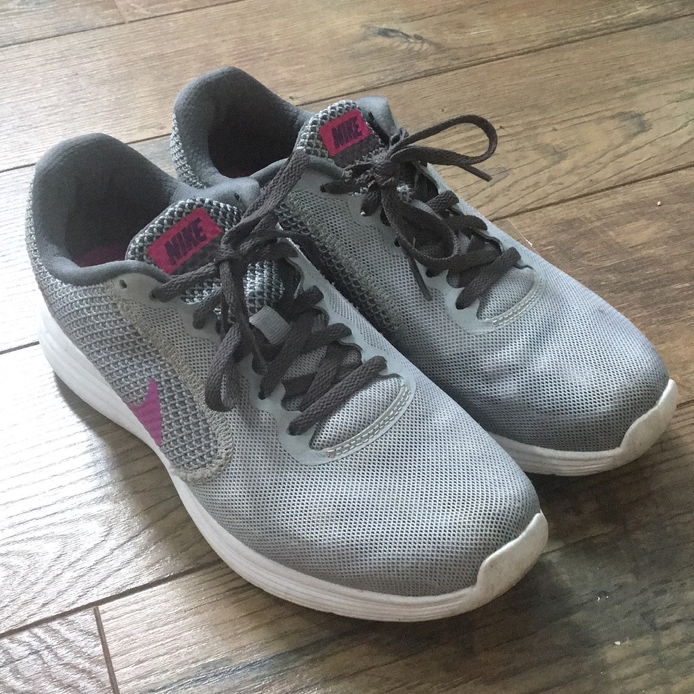 8.5 Nikes Woman Sneaker